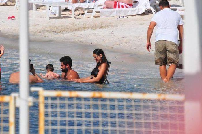 Volkan Demirelin eşi ve kızı tatilde