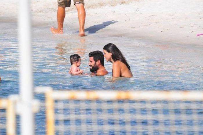 Volkan Demirelin eşi ve kızı tatilde