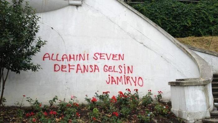 Duvarlara yazılmış 17 tribün sloganı