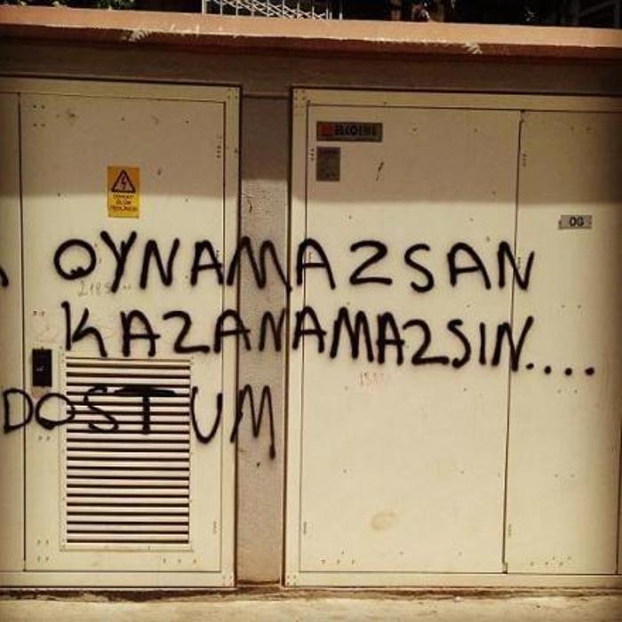 Duvarlara yazılmış 17 tribün sloganı