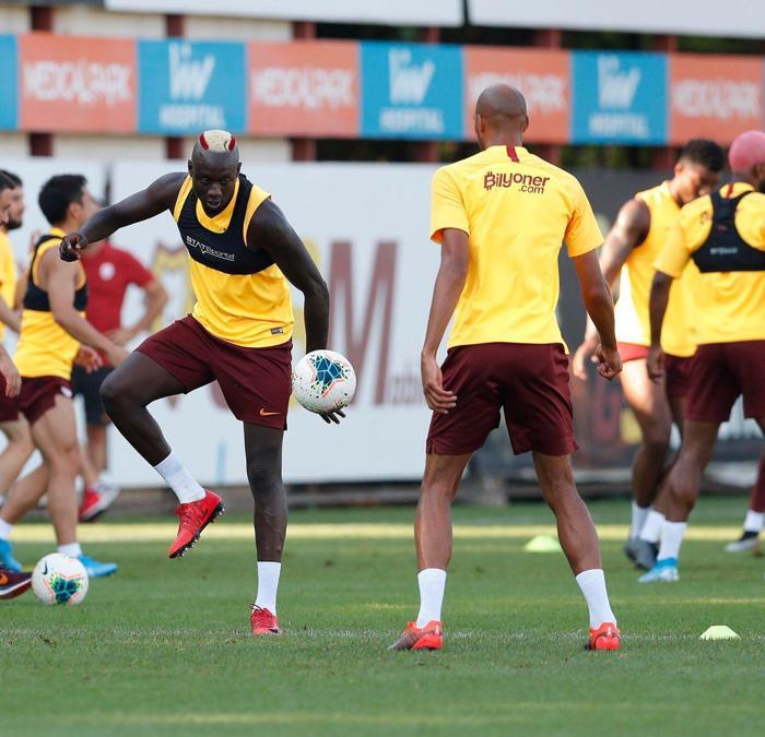 Galatasarayda mı kalacak Mbaye Diagne kafaları karıştırdı