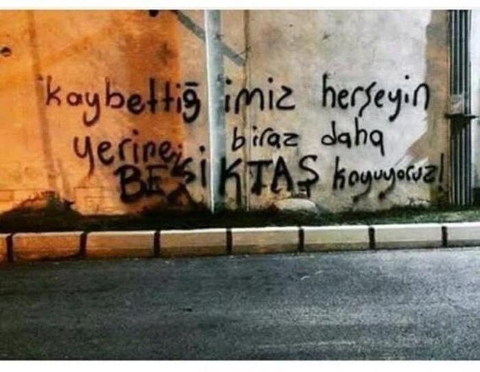 Duvarlara yazılmış 17 tribün sloganı