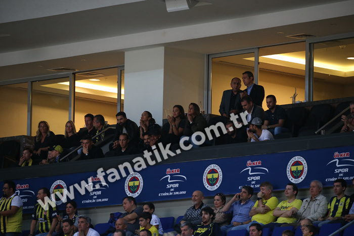 Yönetim ve futbolculardan basket takımına destek