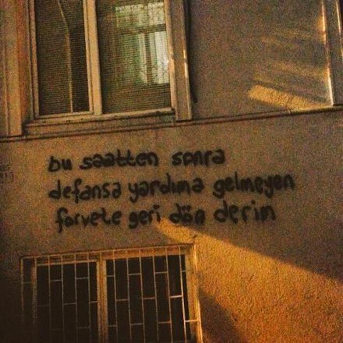 Duvarlara yazılmış 17 tribün sloganı