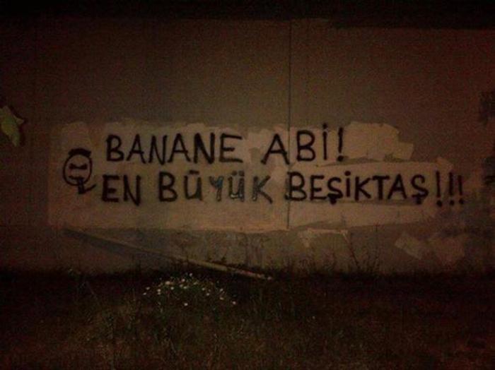 Duvarlara yazılmış 17 tribün sloganı