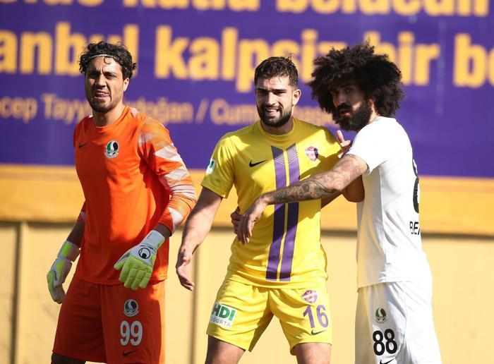Eyüpspor - Sakaryaspor maçında büyük olay Yedek kulübesine saldırı...