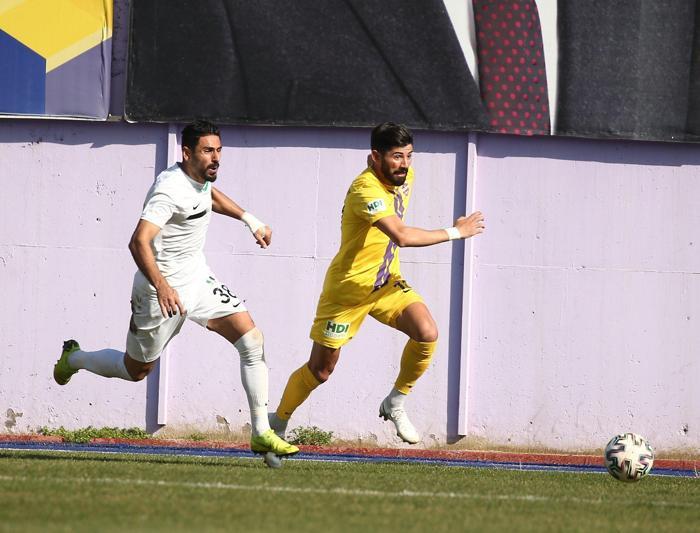 Eyüpspor - Sakaryaspor maçında büyük olay Yedek kulübesine saldırı...
