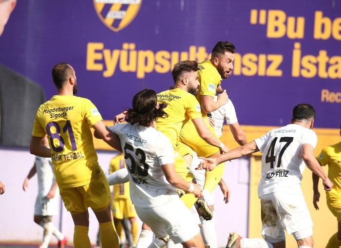 Eyüpspor - Sakaryaspor maçında büyük olay Yedek kulübesine saldırı...