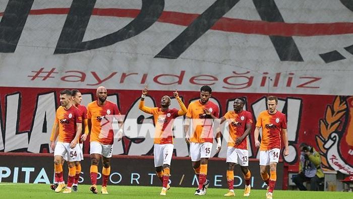 Galatasaray taraftarı mest oldu Fernando Musleranın devleşmesi, Henry Onyekurunun golü...