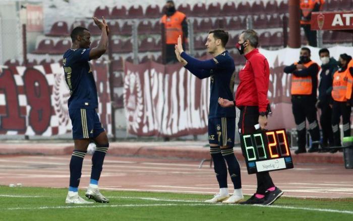 Mesut Özil ilk maçında ne yaptı Golün hazırlayıcısı...