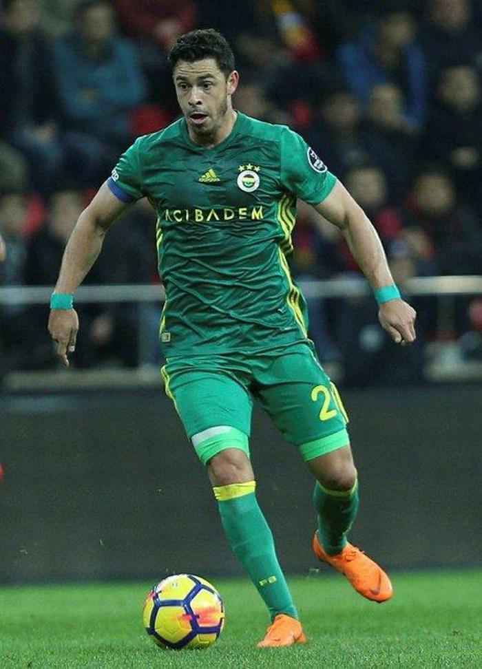 Galatasaraydan dev takas Fenerbahçenin eski yıldızı geliyor