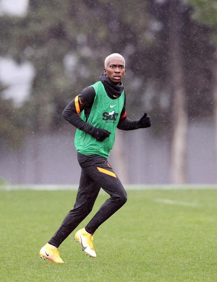 Galatasarayın yeni transferini Henry Onyekuru ilk antrenmanına çıktı