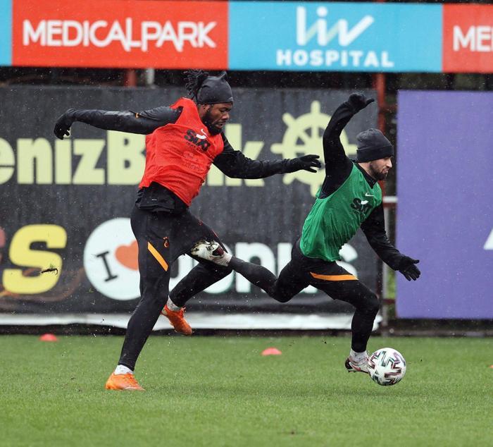 Galatasarayın yeni transferini Henry Onyekuru ilk antrenmanına çıktı