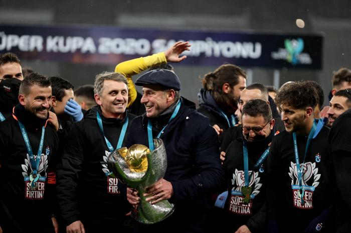 Abdullah Avcı omuzlarda... Trabzonspor Süper Kupaya kavuştu