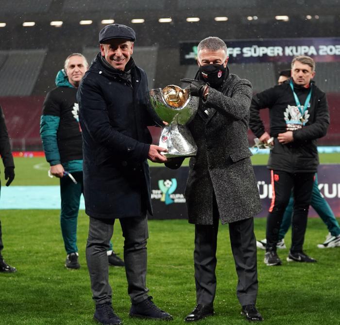 Abdullah Avcı omuzlarda... Trabzonspor Süper Kupaya kavuştu