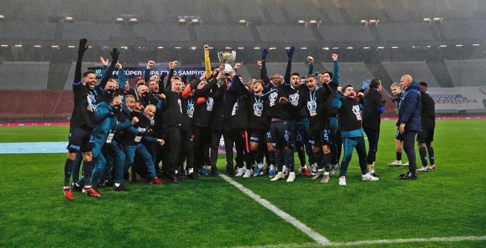 Abdullah Avcı omuzlarda... Trabzonspor Süper Kupaya kavuştu