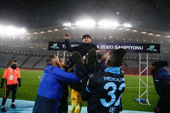 Abdullah Avcı omuzlarda... Trabzonspor Süper Kupaya kavuştu