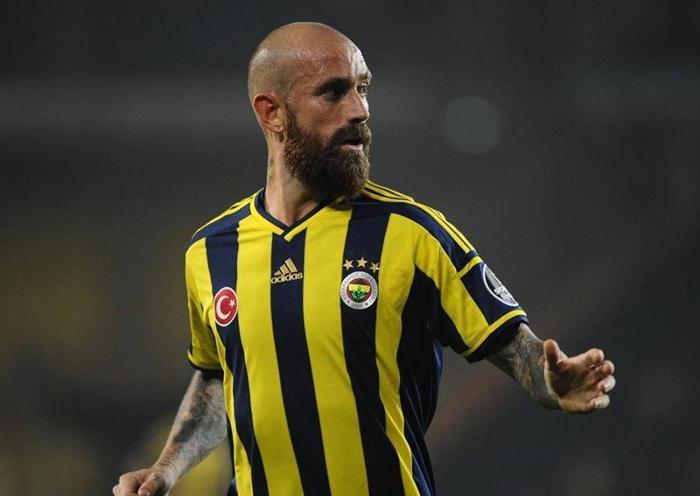En az 10 oyuncu bavulunu topladı