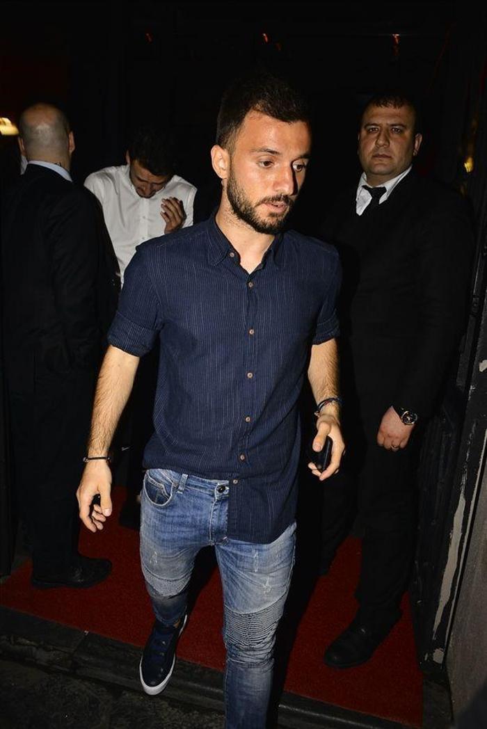 Emre Çolak kızları bırakıp kaçtı