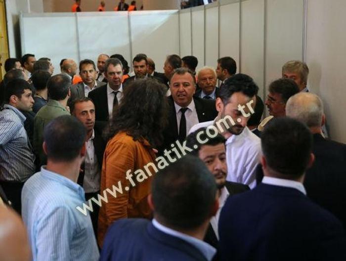 Fikret Orman kongre üyesini yumrukladı
