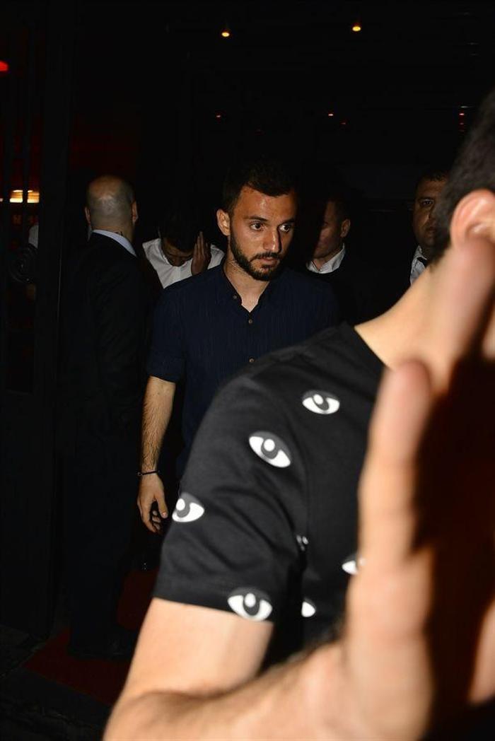 Emre Çolak kızları bırakıp kaçtı