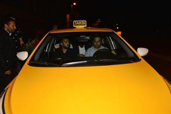 Emre Çolak kızları bırakıp kaçtı