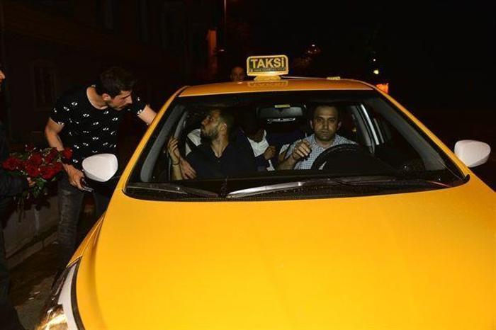 Emre Çolak kızları bırakıp kaçtı