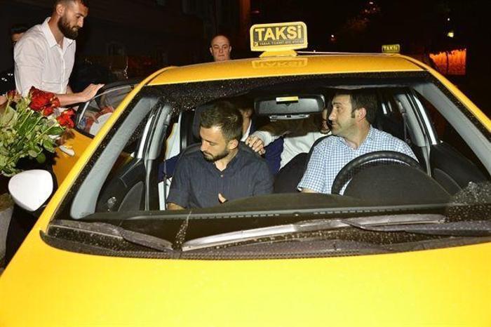 Emre Çolak kızları bırakıp kaçtı