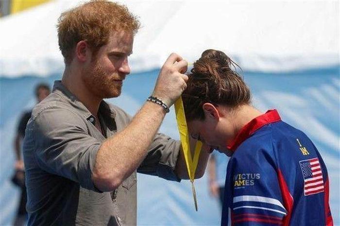 İngiliz Prensi Harryi şaşırtan hareket