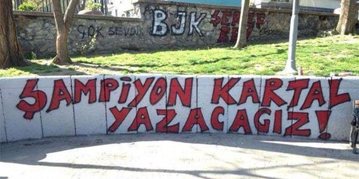 Orantısız Zeka Kullanan Beşiktaş Taraftarlarından Efsaneleşmiş 36 Pankart ve Duvar Yazısı