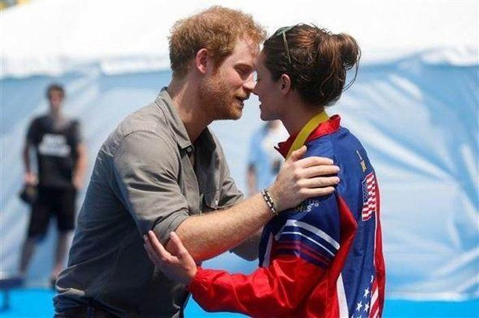 İngiliz Prensi Harryi şaşırtan hareket