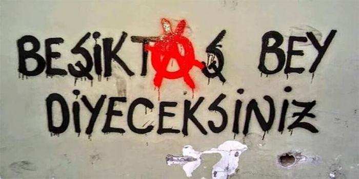 Orantısız Zeka Kullanan Beşiktaş Taraftarlarından Efsaneleşmiş 36 Pankart ve Duvar Yazısı