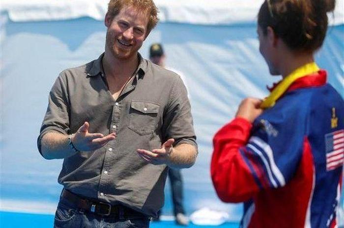 İngiliz Prensi Harryi şaşırtan hareket