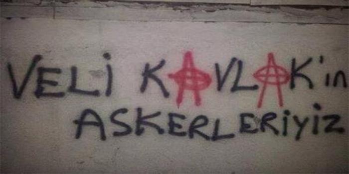 Orantısız Zeka Kullanan Beşiktaş Taraftarlarından Efsaneleşmiş 36 Pankart ve Duvar Yazısı