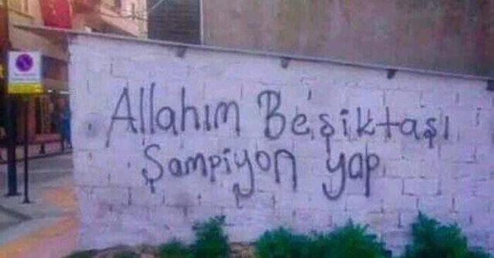 Orantısız Zeka Kullanan Beşiktaş Taraftarlarından Efsaneleşmiş 36 Pankart ve Duvar Yazısı