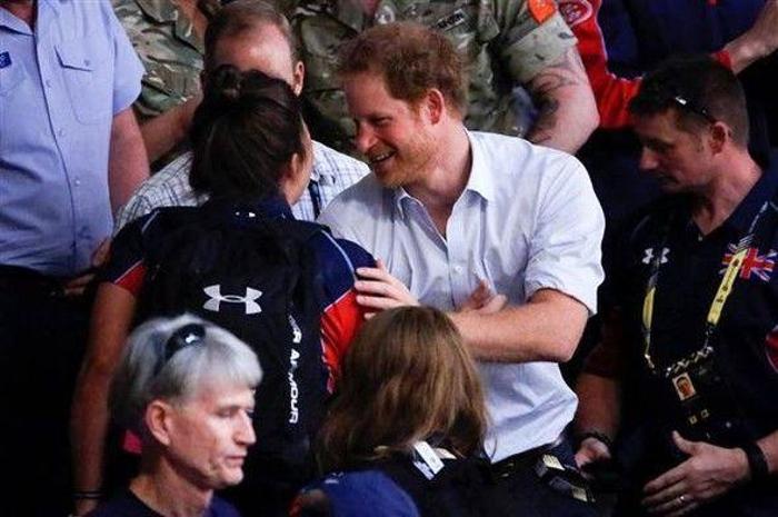 İngiliz Prensi Harryi şaşırtan hareket