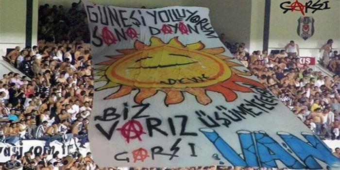 Orantısız Zeka Kullanan Beşiktaş Taraftarlarından Efsaneleşmiş 36 Pankart ve Duvar Yazısı