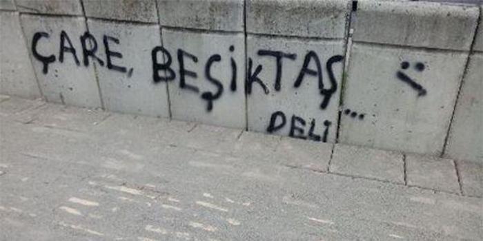 Orantısız Zeka Kullanan Beşiktaş Taraftarlarından Efsaneleşmiş 36 Pankart ve Duvar Yazısı