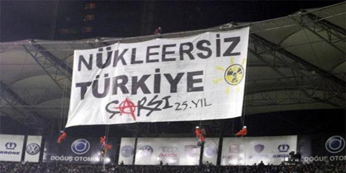 Orantısız Zeka Kullanan Beşiktaş Taraftarlarından Efsaneleşmiş 36 Pankart ve Duvar Yazısı