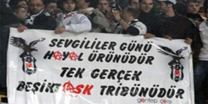 Orantısız Zeka Kullanan Beşiktaş Taraftarlarından Efsaneleşmiş 36 Pankart ve Duvar Yazısı