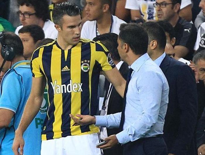3) Van Persieye normal bir oyuncu muamelesi yaptı