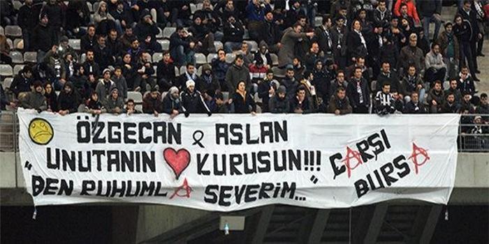 Orantısız Zeka Kullanan Beşiktaş Taraftarlarından Efsaneleşmiş 36 Pankart ve Duvar Yazısı