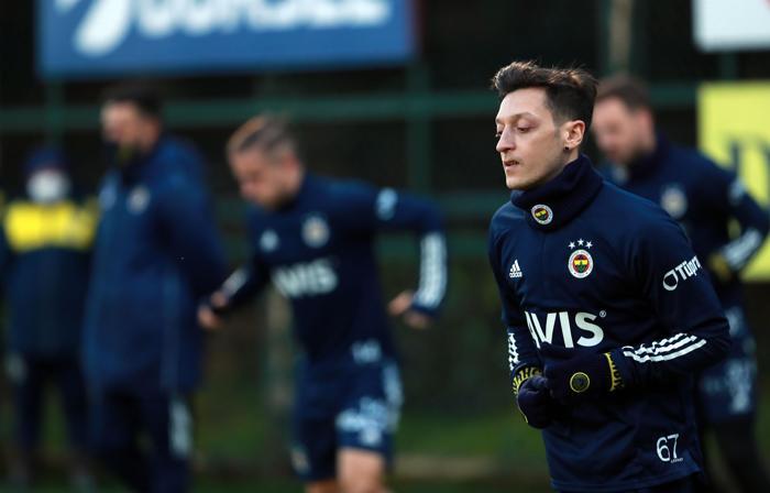 Fenerbahçede Mesut Özil ilk idmanına çıktı (İşte o anlar)