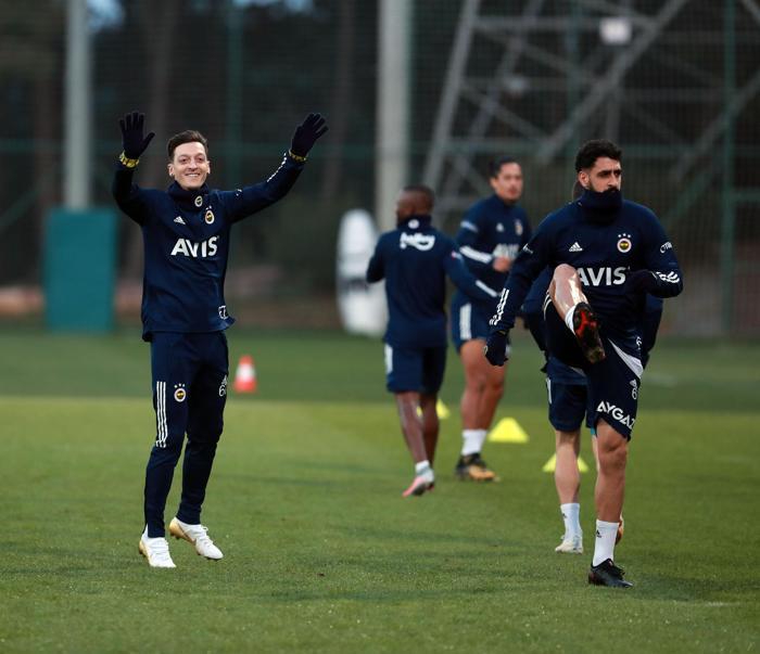 Fenerbahçede Mesut Özil ilk idmanına çıktı (İşte o anlar)