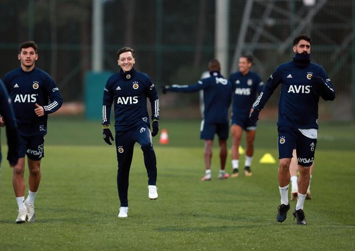 Fenerbahçede Mesut Özil ilk idmanına çıktı (İşte o anlar)