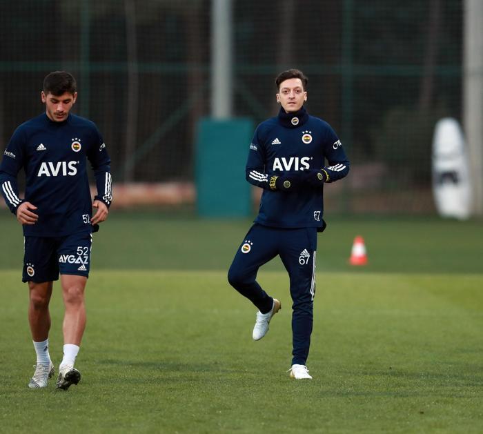 Fenerbahçede Mesut Özil ilk idmanına çıktı (İşte o anlar)