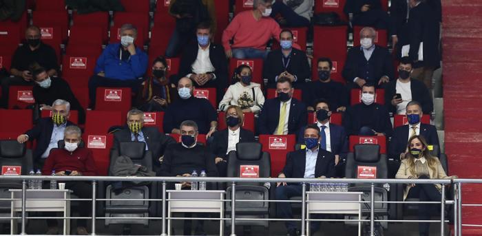 Galatasaray - Fenerbahçe derbisinde dostluk rüzgarları Mustafa Cengiz ve Ali Koç...