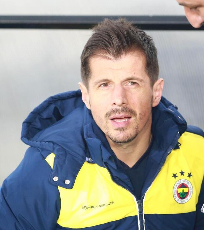HEM FUTBOLCU HEM SPORTİF DİREKTÖR OLUR MU