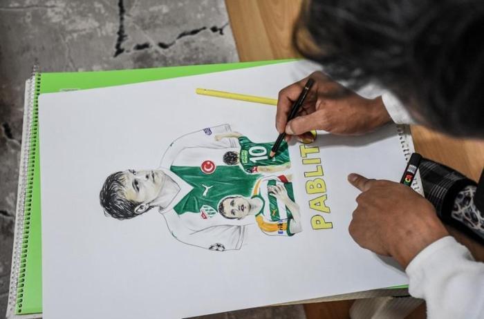 Kara kalem çizimleriyle genç sporculara destek olmayı hedefliyor