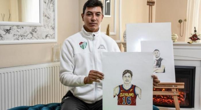 Kara kalem çizimleriyle genç sporculara destek olmayı hedefliyor